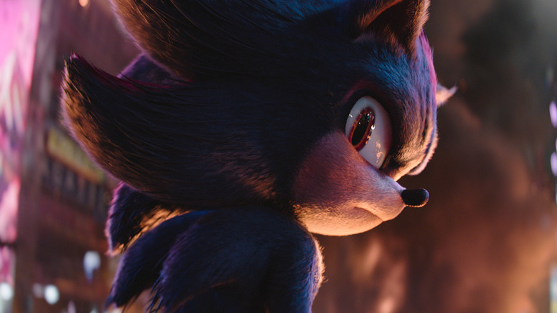 Shadow the Hedgehog regardant par-dessus son épaule au milieu d'une ville 