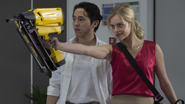 Steven Yeun et Samara tissent dans Mayhem