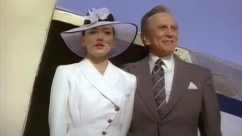 Queenie et David devant un avion
