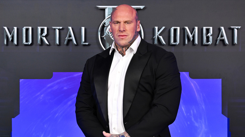 Martyn Ford posant à la première de Mortal Kombat 2