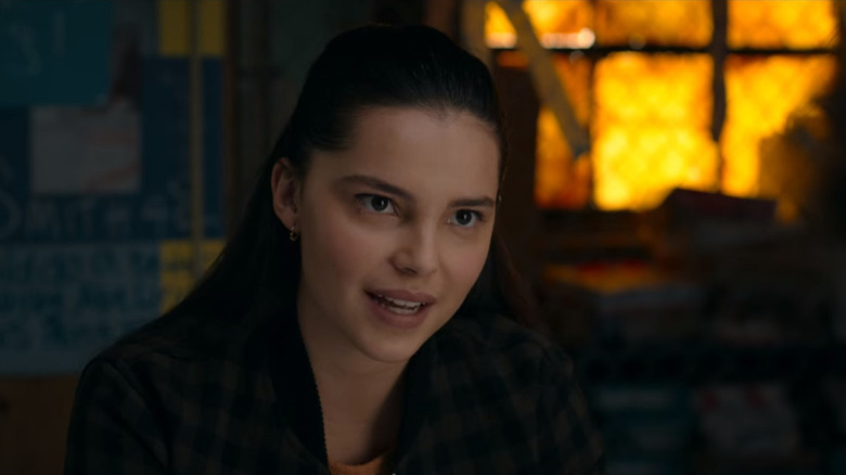 Estela de la Cruz parle à quelqu'un dans 13 Reasons Why