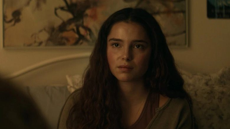 Sarah Cortez assise sur un canapé dans Superman & Lois