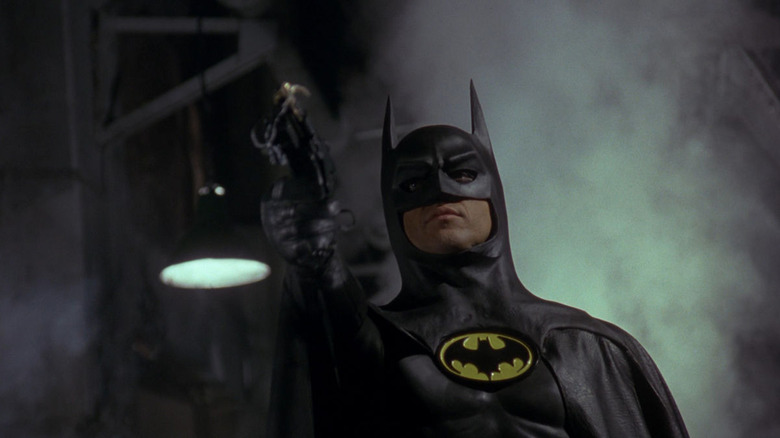 Batman pointant son grappin vers le haut dans Batman (1989)