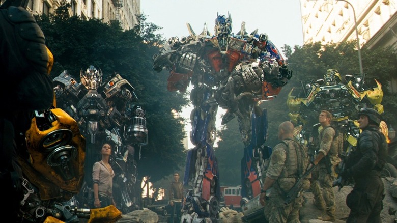 Optimus Prime tenant le corps de Jazz dans Transformers (2007)