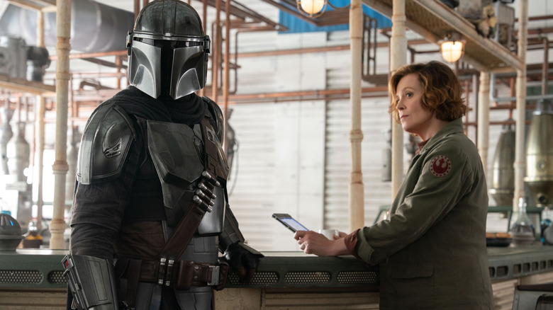 Ward regarde Din Djarin dans The Mandalorian et Grogu
