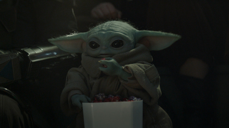 Grogu mangeant des collations dans The Mandalorian et Grogu