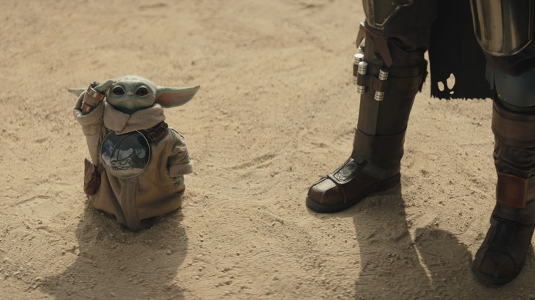 Grogu pointant du doigt dans The Mandalorian et Grogu