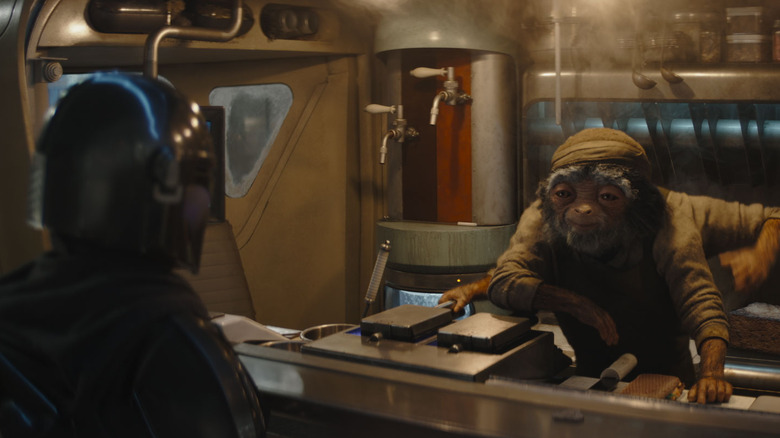 Din Djarin discute avec un cuisinier de frites dans The Mandalorian et Grogu
