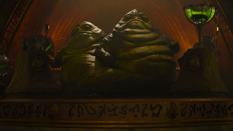 Les jumeaux Hutt assis sur une scène dans The Mandalorian et Grogu