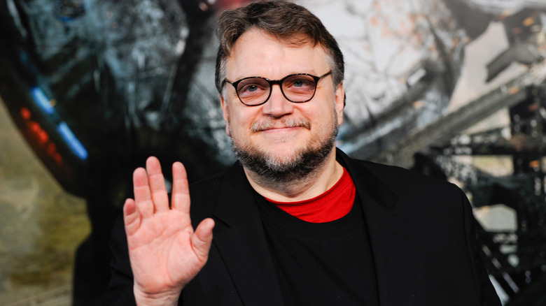 Guillermo Del Toro saluant lors de la première européenne de 