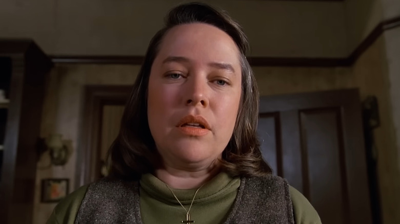 Annie Wilkes regarde Paul Sheldon dans 
