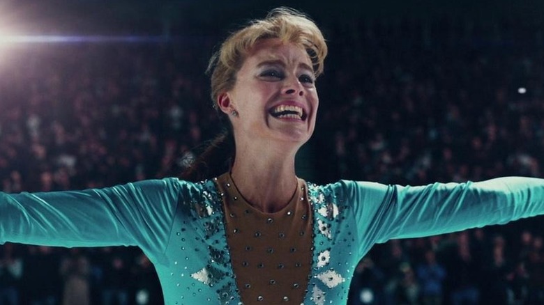 Tonya Harding sourit après avoir patiné sur glace dans I, Tonya