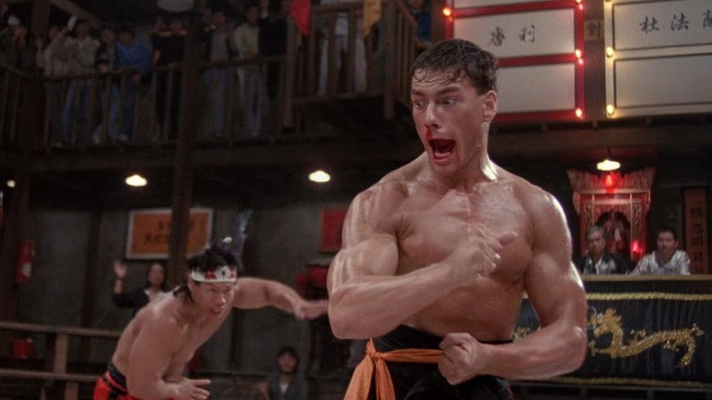 Frank fléchit en regardant Li dans Bloodsport (1988)