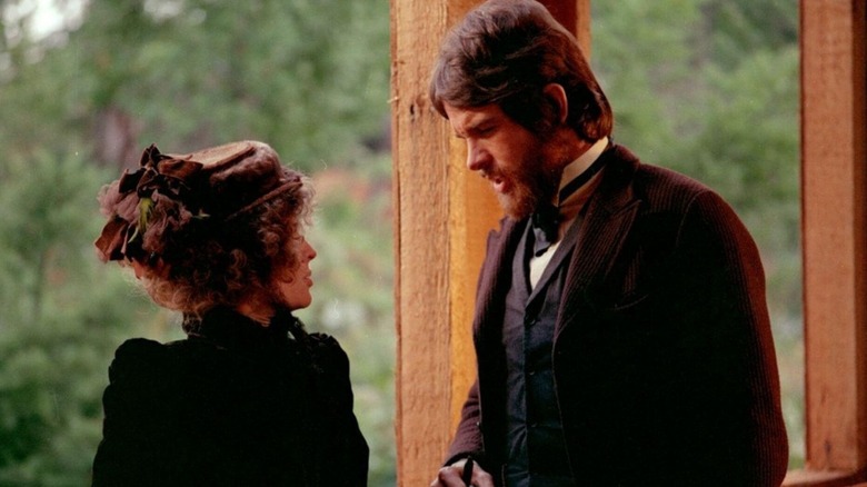 McCabe s'entretient avec Mme Miller dans 