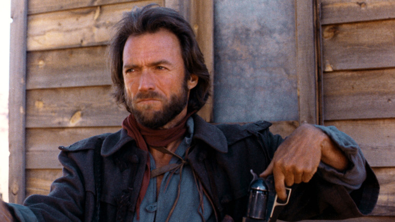 Josey Wales est assis sur un porche 