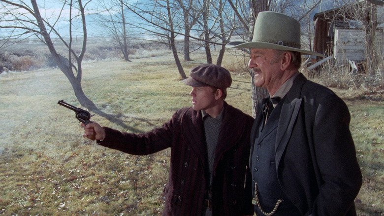 JB Books apprend à Gillom Rogers à tirer avec une arme à feu 