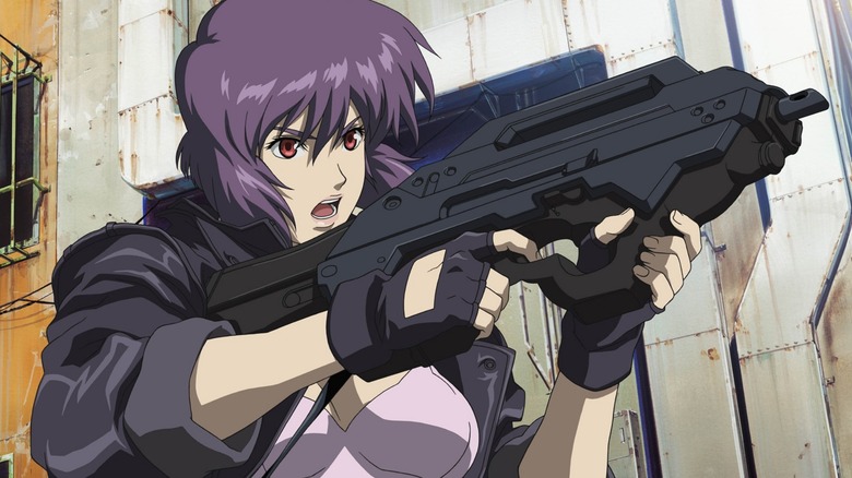 Motoko Kusanagi tirant avec un fusil d'assaut dans Ghost in the Shell: Stand Alone Complex - Solid State Society