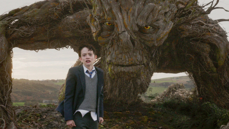 Conor avec un visage effrayé alors que le monstre se tient derrière lui 