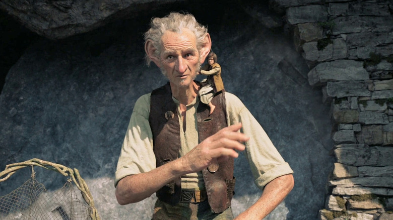 Sophie assise sur l'épaule du BFG "Le BFG."