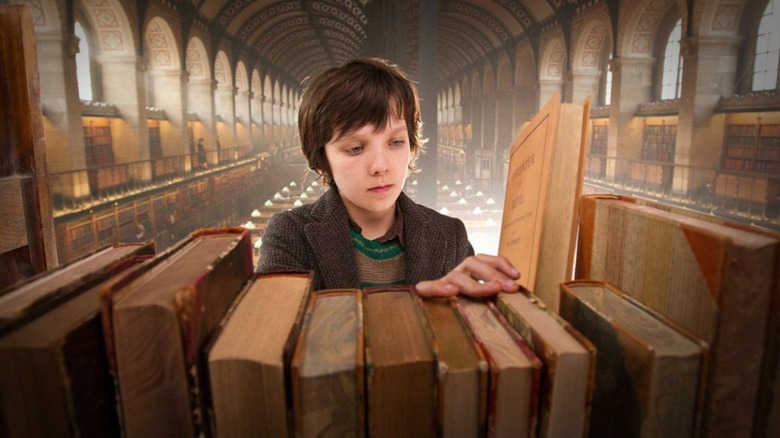 Hugo rangeant un livre dans 