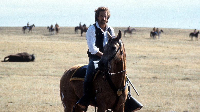 Le lieutenant John Dunbar monte à cheval dans 