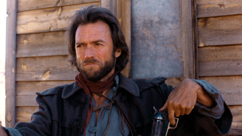 Josey Wales est assis sous un porche dans 