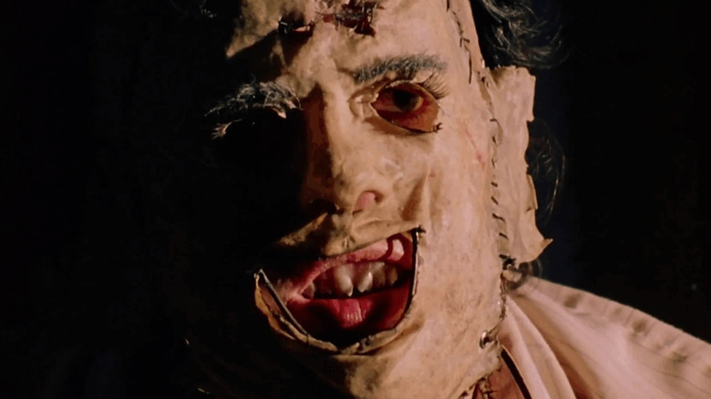 Leatherface grogne d'un air menaçant. 