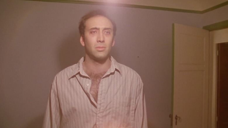 Ben Sanderon se regarde dans le miroir dans Leaving Las Vegas (1995)