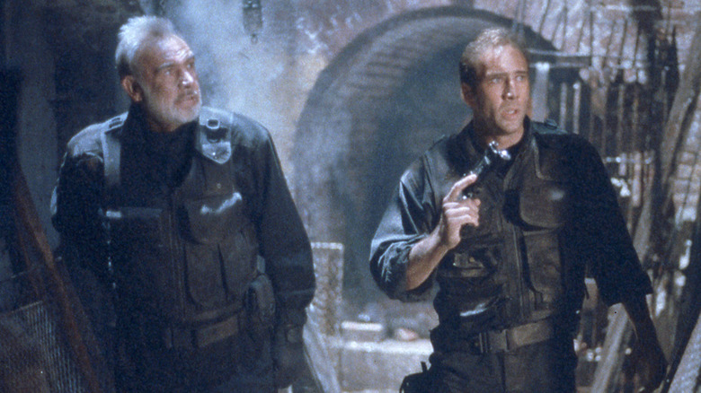 Le capitaine John Patrick Mason et le Dr Stanley Goodspeed font une entrée sournoise dans les égouts dans The Rock (1996)