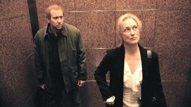 Charlie Kaufman rôde autour de Susan Orlean dans un ascenseur dans Adaptation (2002)