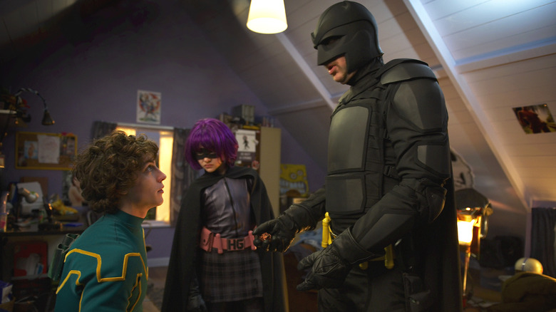 Kick-Ass écoutant Hit Girl et Big Daddy dans Kick-Ass (2010)