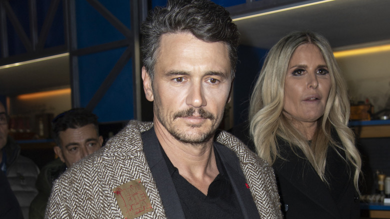 James Franco portant un épais manteau