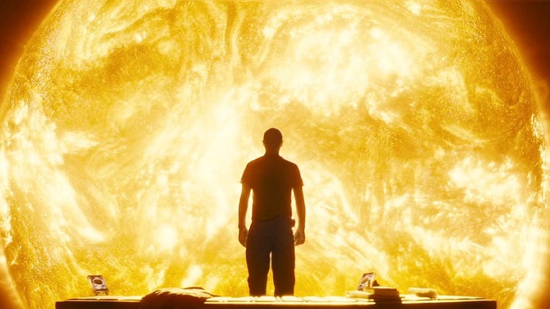 Un homme debout devant le soleil sur un vaisseau spatial 