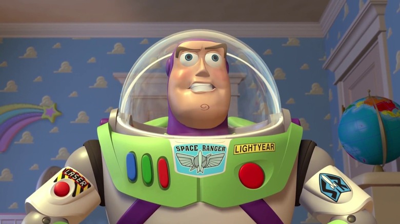 Buzz l'Éclair debout figé dans 