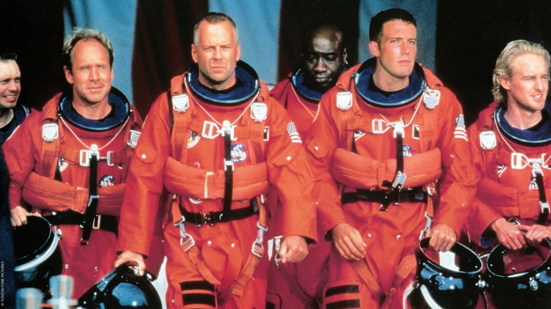 Un groupe de foreurs en combinaison spatiale marchant ensemble dans 