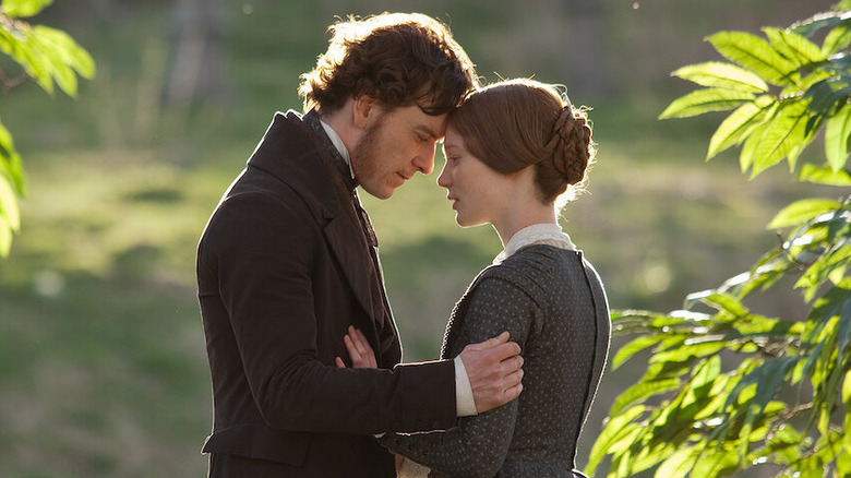 Rochester et Jane Eyre s'embrassent 