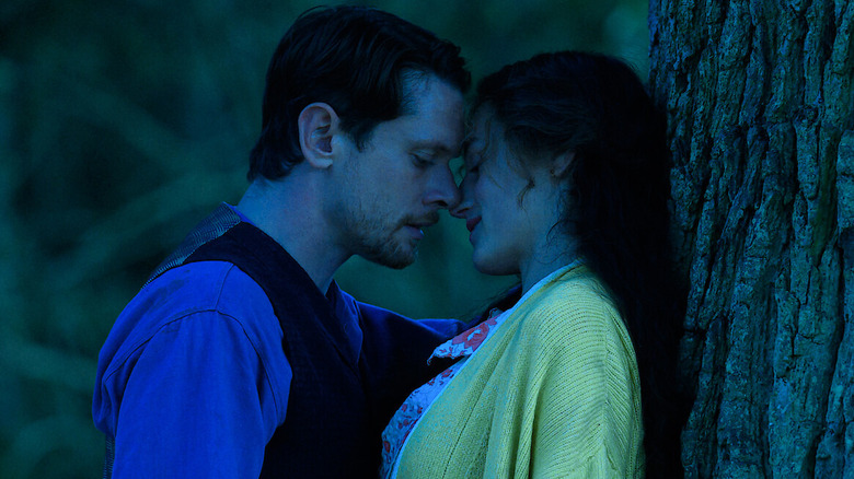 Connie et Oliver se préparent à s'embrasser contre un arbre "L'amant de Lady Chatterley" (2022)