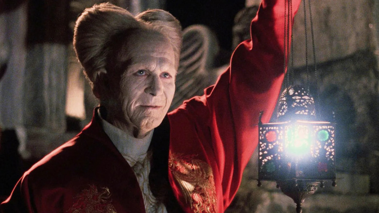 Dracula a l'air content tout en tenant une lanterne "Dracula de Bram Stoker" (1992)