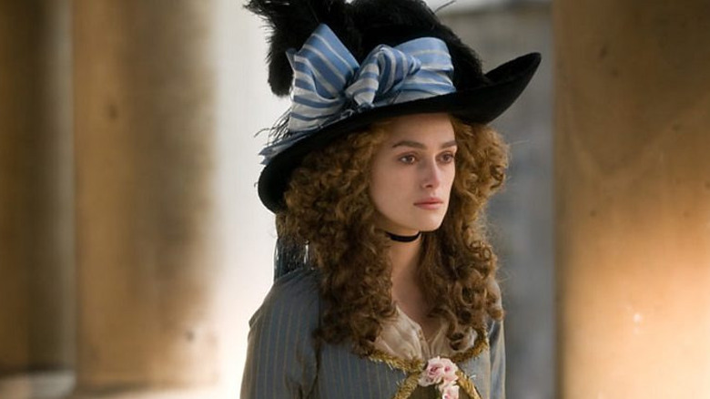 Georgiana Cavendish, duchesse de Devonshire, regarde attentivement 