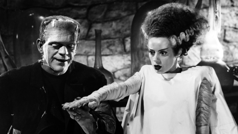 Le monstre de Frankenstein tenant la main de la mariée