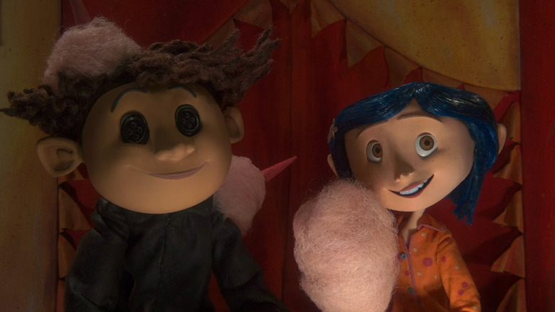 Coraline et Wybie mangeant de la barbe à papa