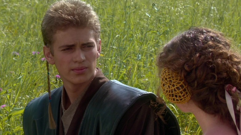 Anakin Skywalker regardant Padmé Amidala dans Star Wars : Épisode II – L'Attaque des Clones