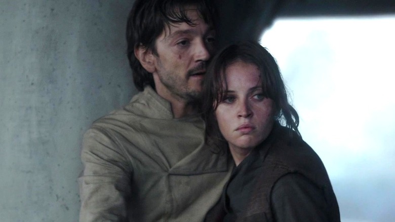 Cassian Andor tenant Jyn Erso dans Rogue One : A Star Wars Story