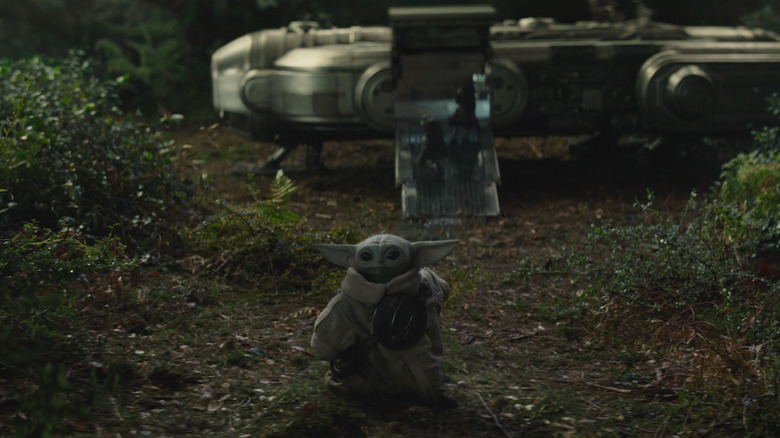 Grogu debout devant un vaisseau spatial dans The Mandalorian et Grogu