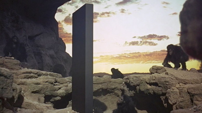 Des singes voyant un monolithe en 2001 : L'Odyssée de l'espace (1968)