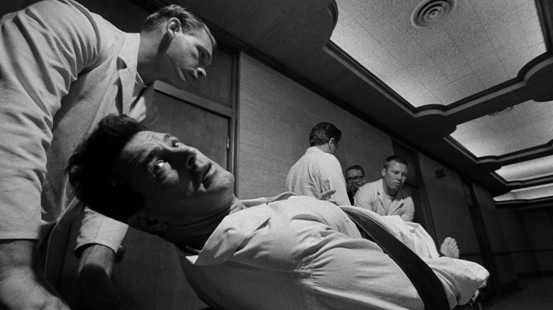 Tony se réveille avec une nouvelle identité dans Seconds (1966)