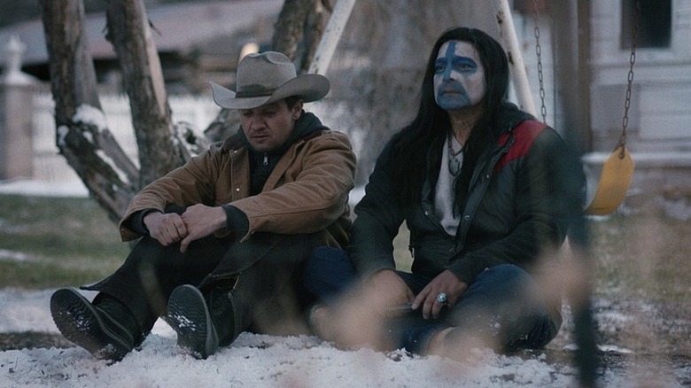 Cory Lambert et Martin Hanson sont assis dans la neige 