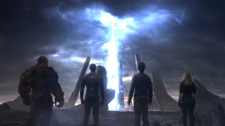 Johnny Storm, Reed Richards, The Thing et Susan Storm regardant la menace dans 