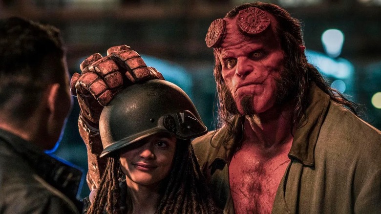 Hellboy tenant un casque sur la tête d'Alice Monaghan "Garçon d'enfer"