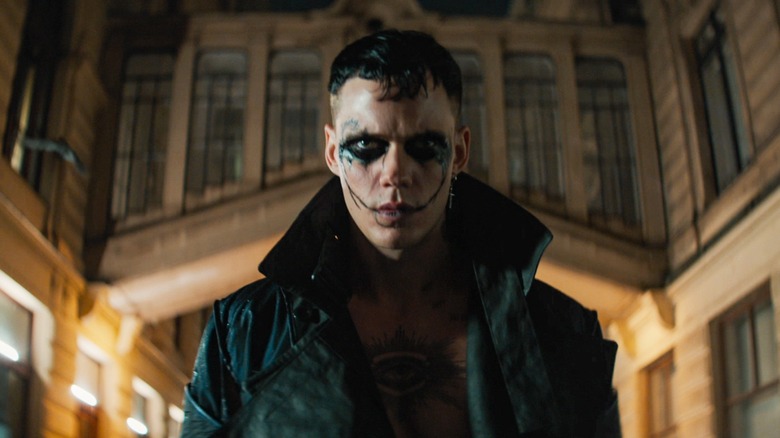 Eric Draven debout dans son trench-coat emblématique 